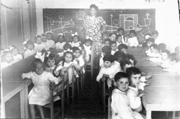 x_1945-1946_Parvulario Reschaussen .jpg - Parvulario de la Terraza Reschaussen - año 1946Foto enviada por Adolfo Ariza Troughton  